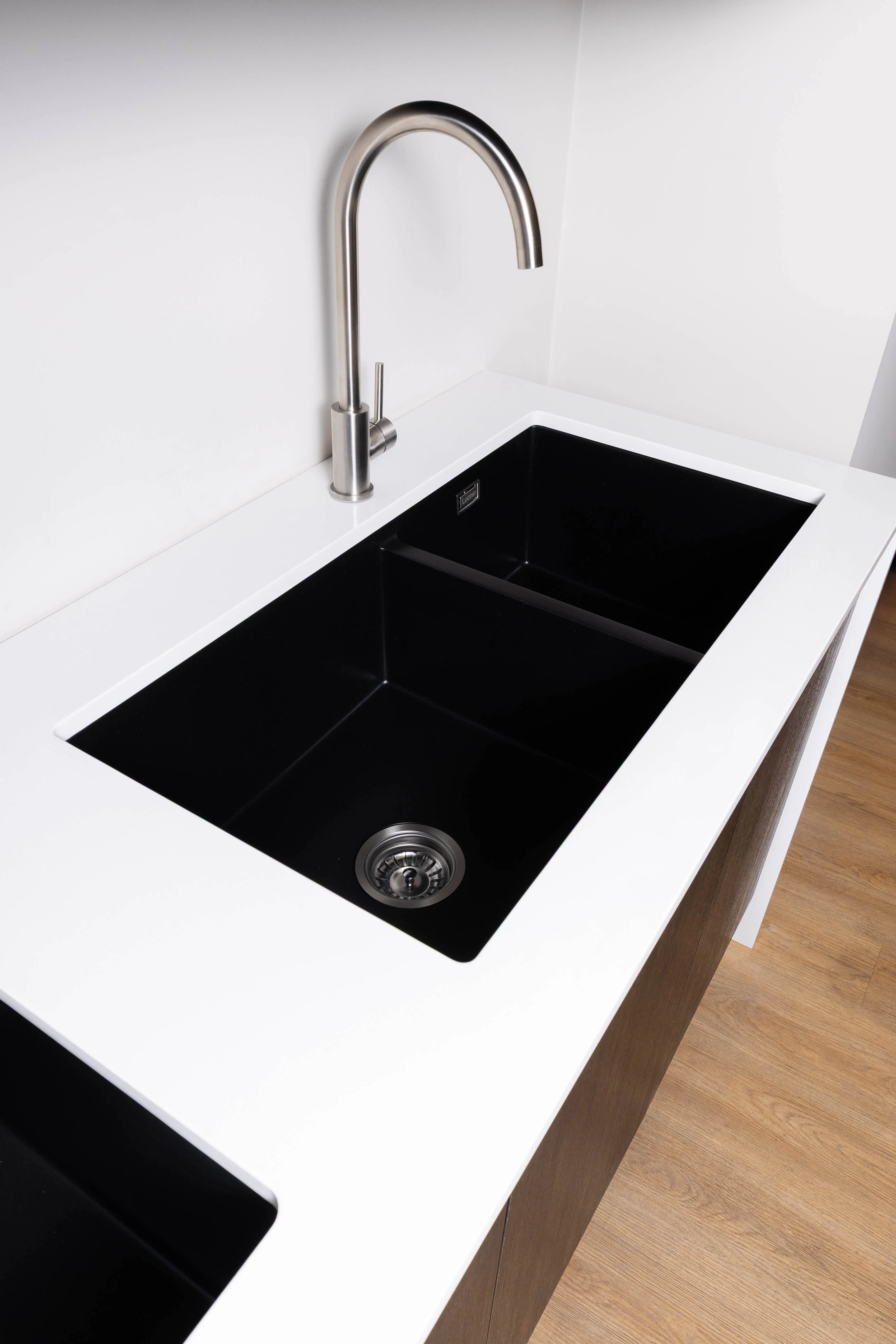 Tarawera 450/330 (Black Granite), view 2