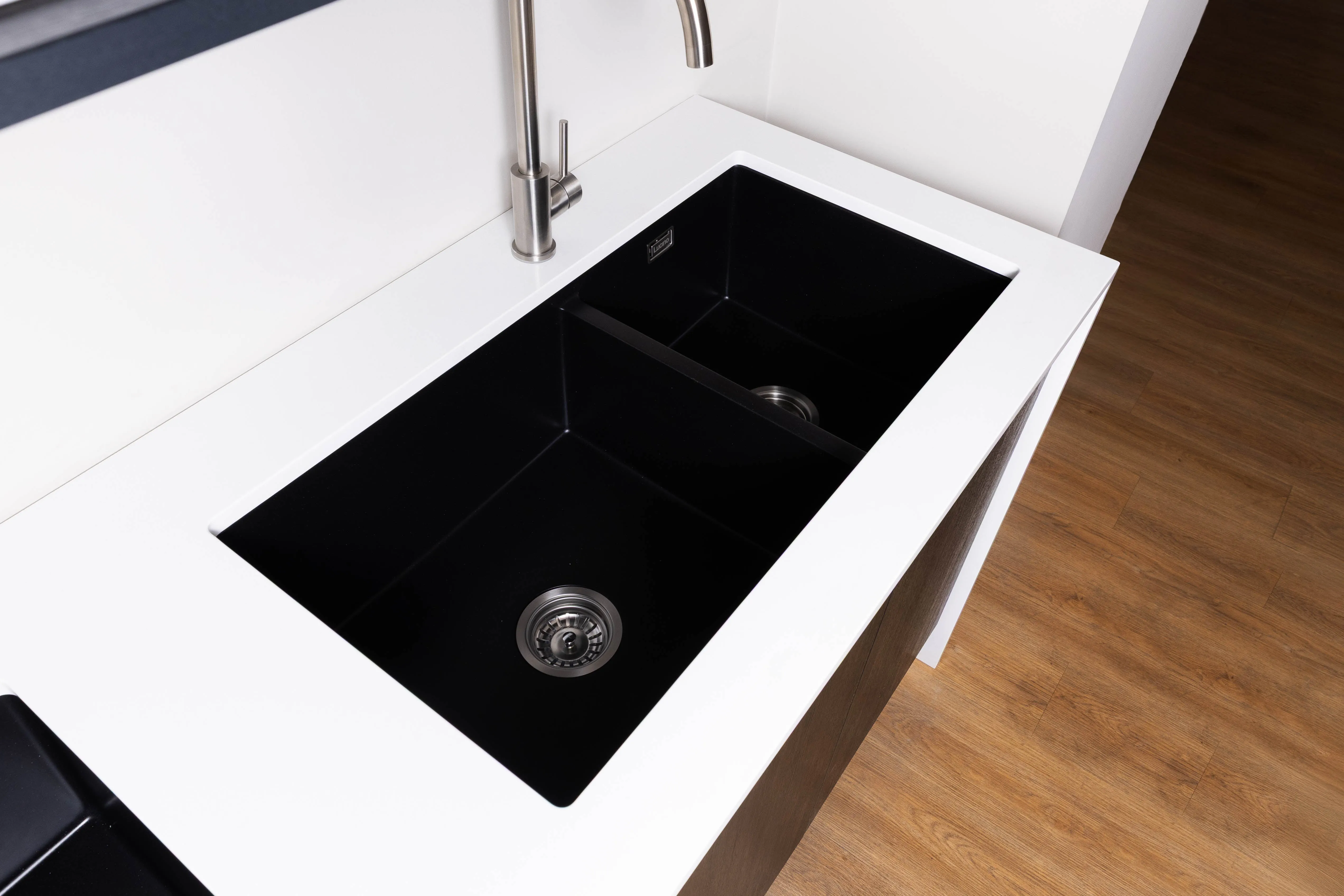 Tarawera 450/330 (Black Granite), view 3